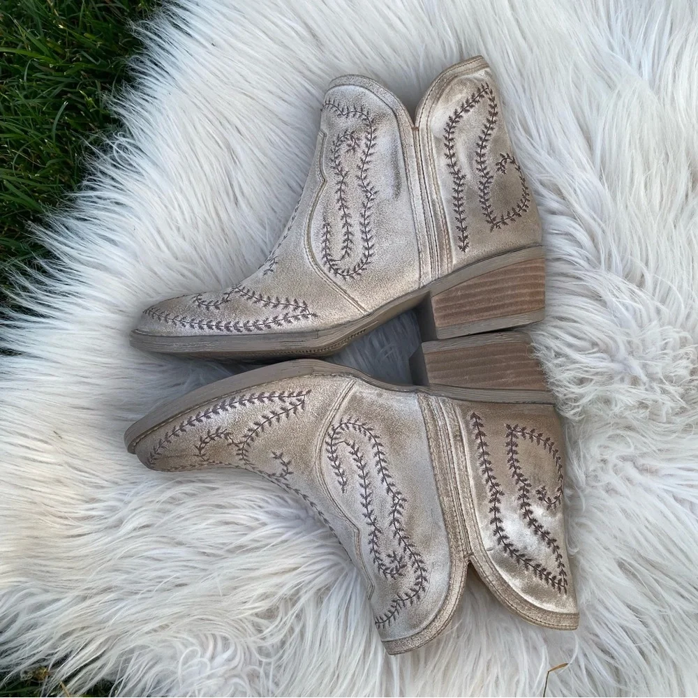Sterling River Taupe Embroidered Ankle Booties 7 EUC